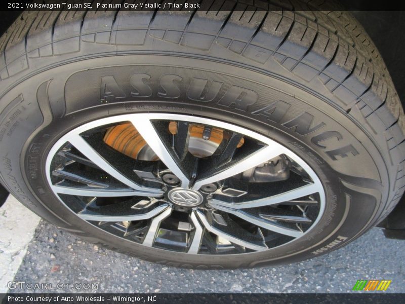 Platinum Gray Metallic / Titan Black 2021 Volkswagen Tiguan SE