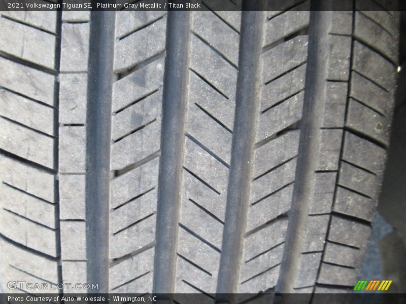 Platinum Gray Metallic / Titan Black 2021 Volkswagen Tiguan SE