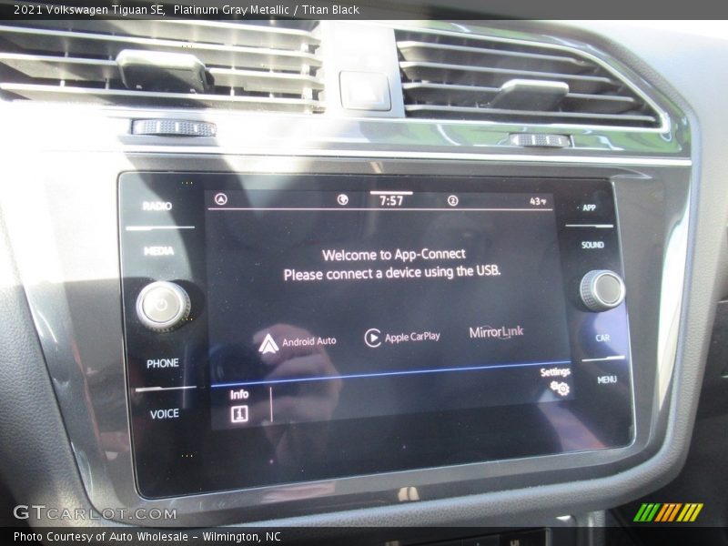 Platinum Gray Metallic / Titan Black 2021 Volkswagen Tiguan SE