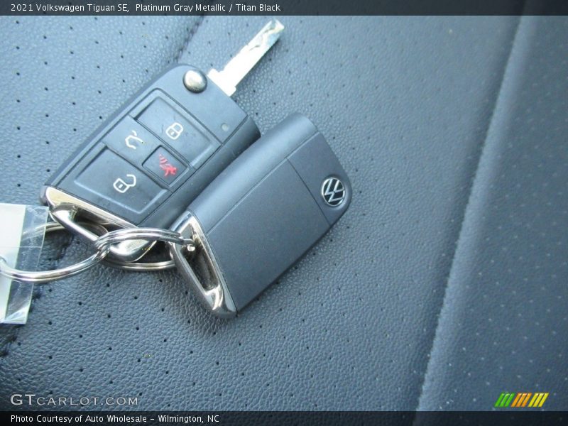 Platinum Gray Metallic / Titan Black 2021 Volkswagen Tiguan SE