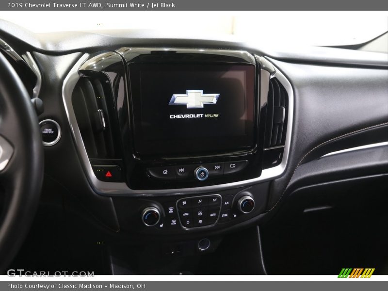 Summit White / Jet Black 2019 Chevrolet Traverse LT AWD