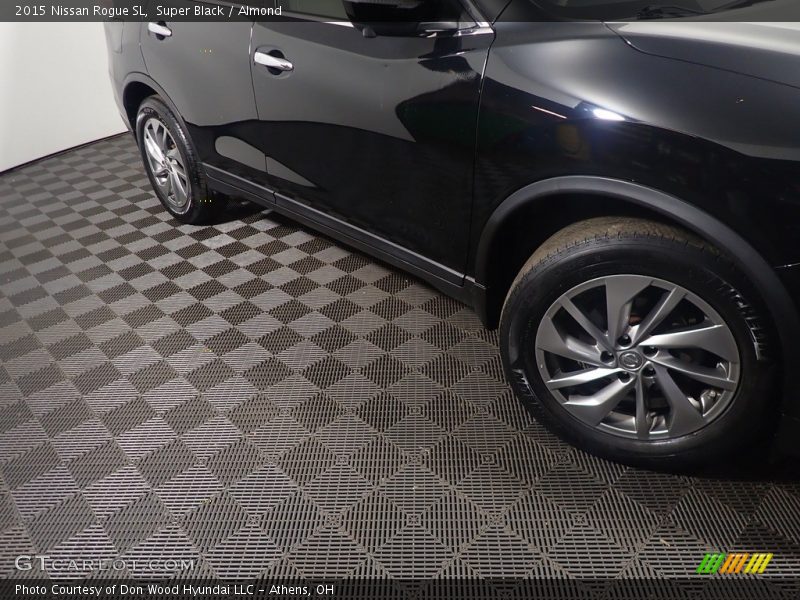 Super Black / Almond 2015 Nissan Rogue SL