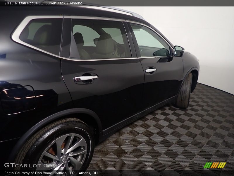 Super Black / Almond 2015 Nissan Rogue SL