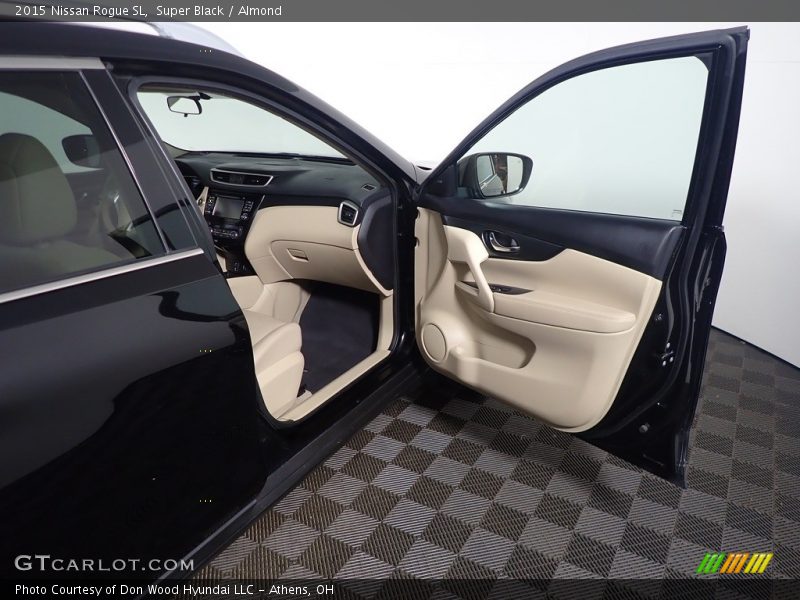Super Black / Almond 2015 Nissan Rogue SL