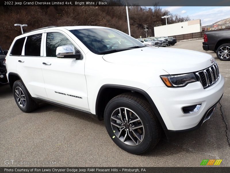 Front 3/4 View of 2022 Grand Cherokee Limited 4x4