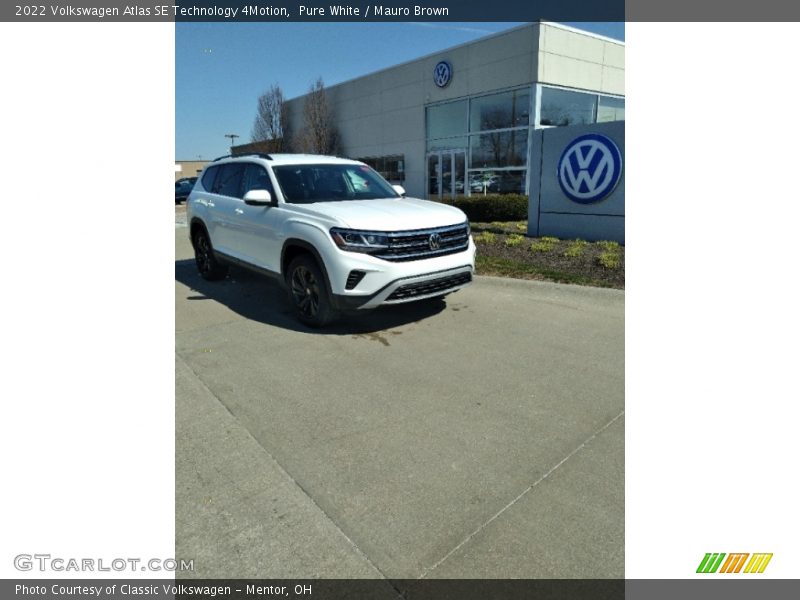 Pure White / Mauro Brown 2022 Volkswagen Atlas SE Technology 4Motion