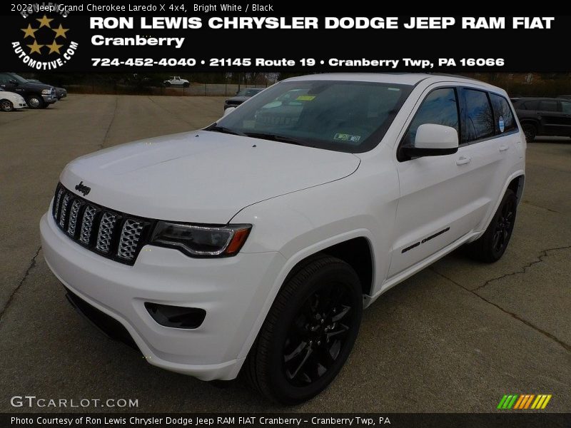 Bright White / Black 2022 Jeep Grand Cherokee Laredo X 4x4