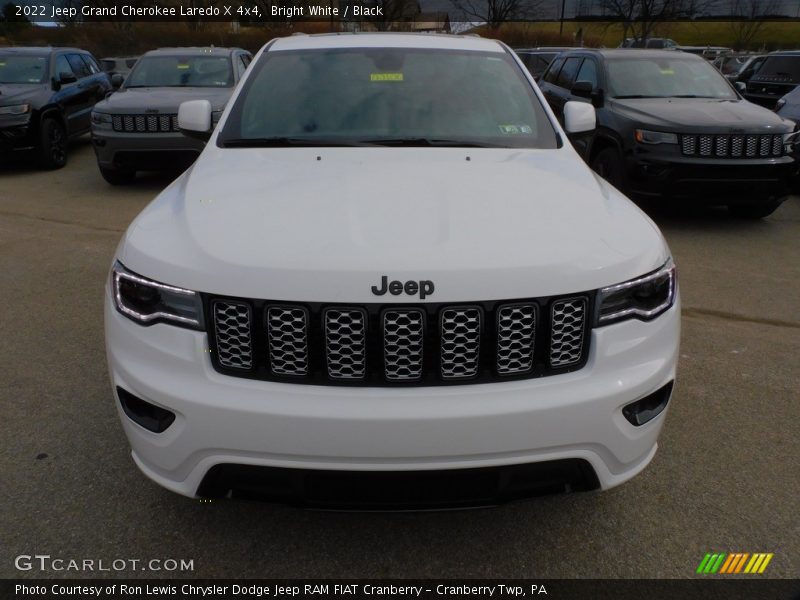 Bright White / Black 2022 Jeep Grand Cherokee Laredo X 4x4
