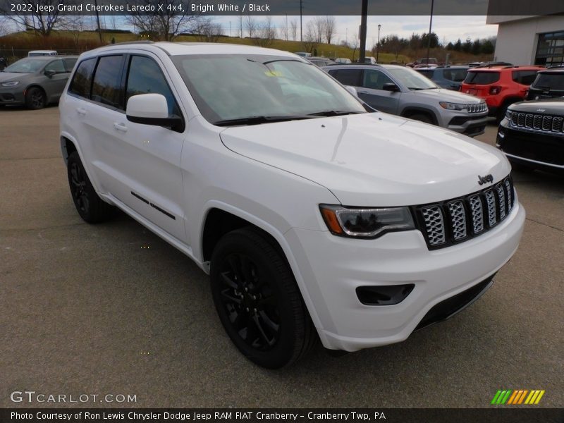 Bright White / Black 2022 Jeep Grand Cherokee Laredo X 4x4