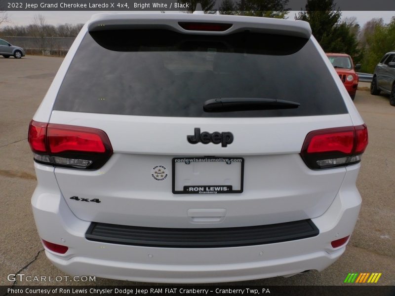 Bright White / Black 2022 Jeep Grand Cherokee Laredo X 4x4