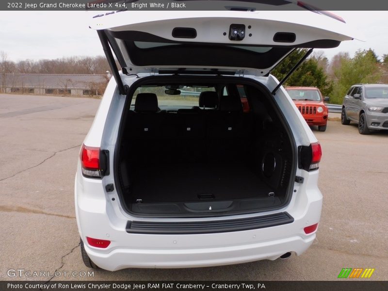 Bright White / Black 2022 Jeep Grand Cherokee Laredo X 4x4