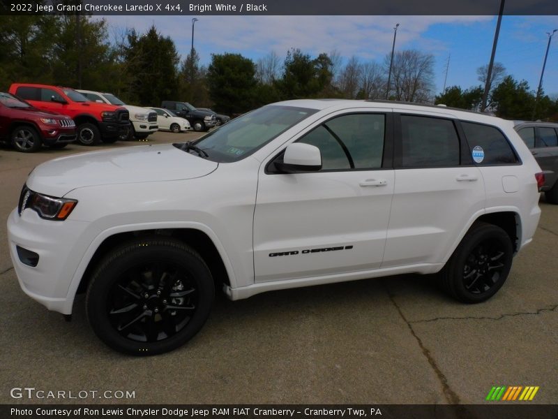 Bright White / Black 2022 Jeep Grand Cherokee Laredo X 4x4
