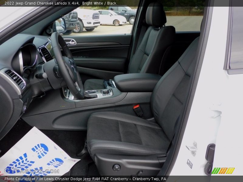 Bright White / Black 2022 Jeep Grand Cherokee Laredo X 4x4