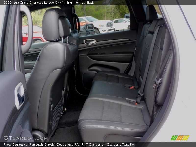 Bright White / Black 2022 Jeep Grand Cherokee Laredo X 4x4