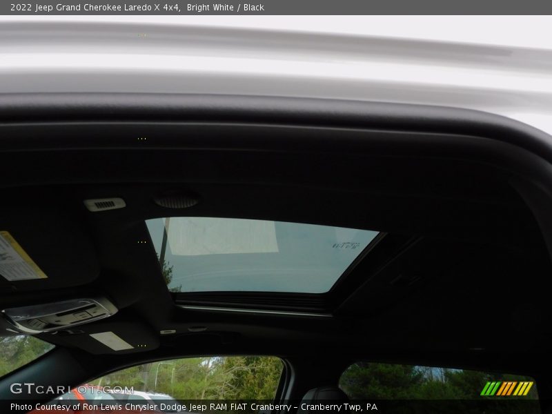 Bright White / Black 2022 Jeep Grand Cherokee Laredo X 4x4