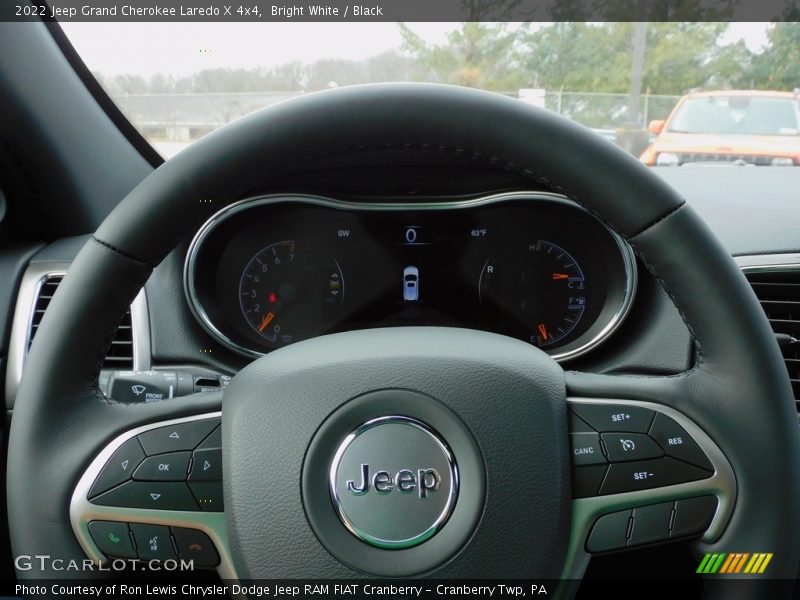 Bright White / Black 2022 Jeep Grand Cherokee Laredo X 4x4