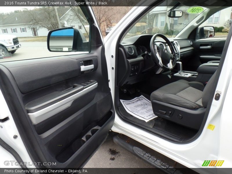 Super White / Black 2016 Toyota Tundra SR5 CrewMax 4x4