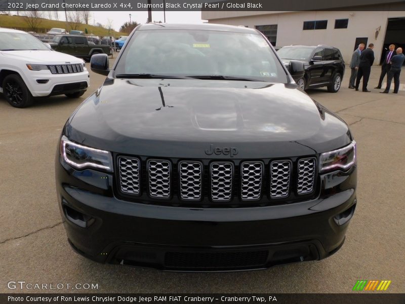 Diamond Black Crystal Pearl / Global Black 2022 Jeep Grand Cherokee Laredo X 4x4