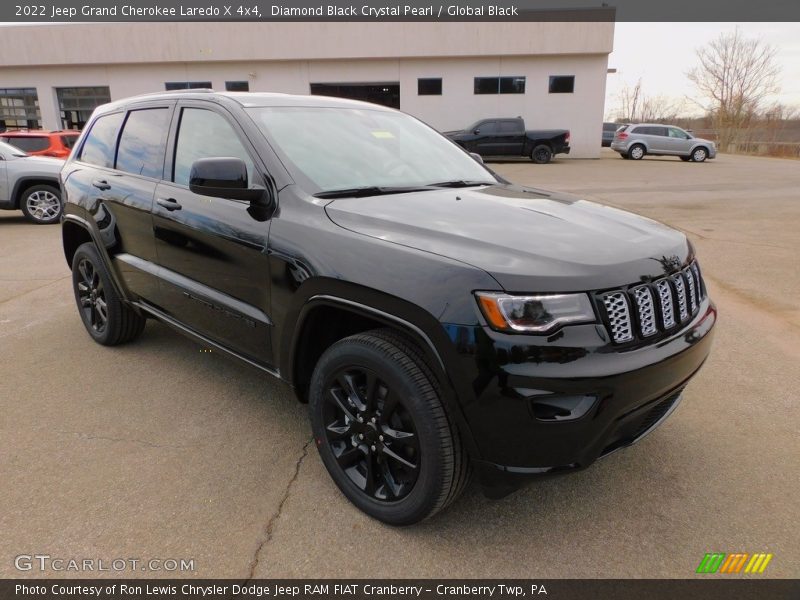 Front 3/4 View of 2022 Grand Cherokee Laredo X 4x4