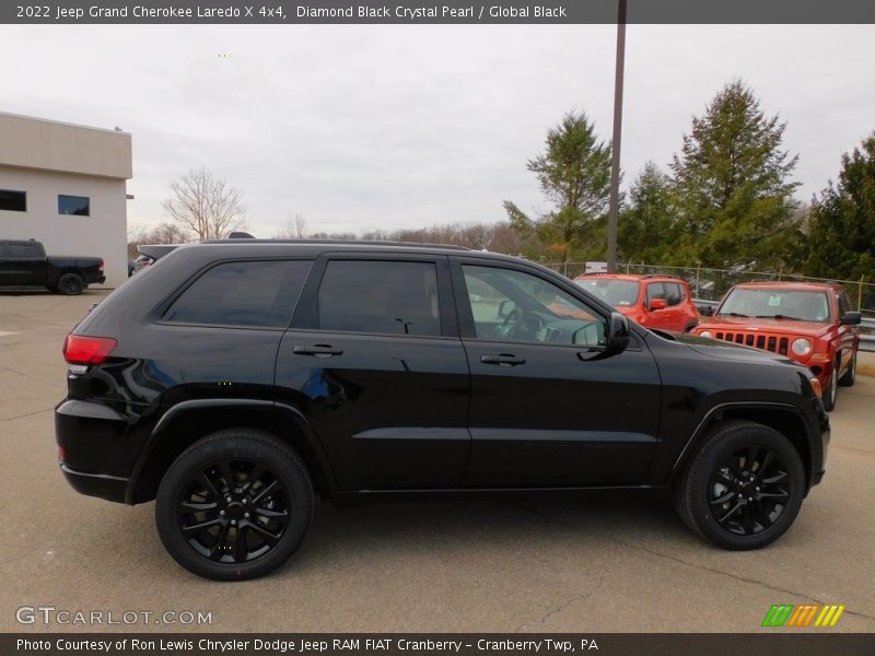 Diamond Black Crystal Pearl / Global Black 2022 Jeep Grand Cherokee Laredo X 4x4
