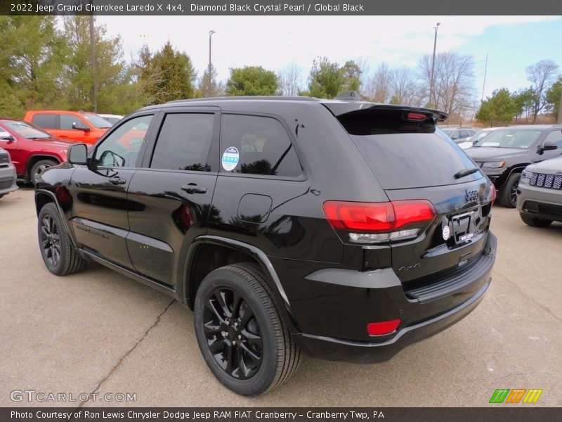 Diamond Black Crystal Pearl / Global Black 2022 Jeep Grand Cherokee Laredo X 4x4