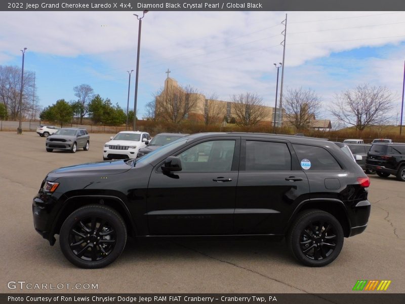 Diamond Black Crystal Pearl / Global Black 2022 Jeep Grand Cherokee Laredo X 4x4