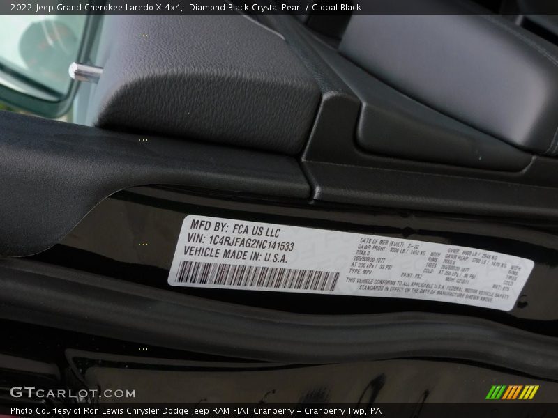Diamond Black Crystal Pearl / Global Black 2022 Jeep Grand Cherokee Laredo X 4x4