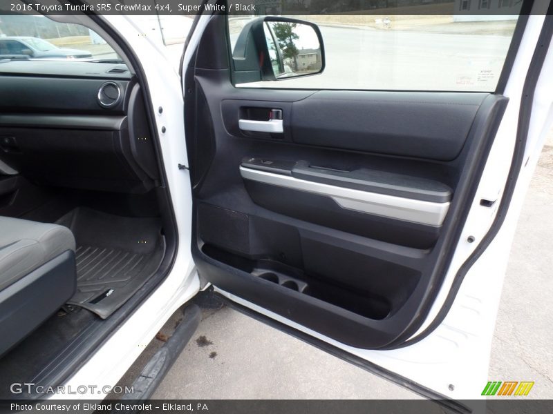 Super White / Black 2016 Toyota Tundra SR5 CrewMax 4x4