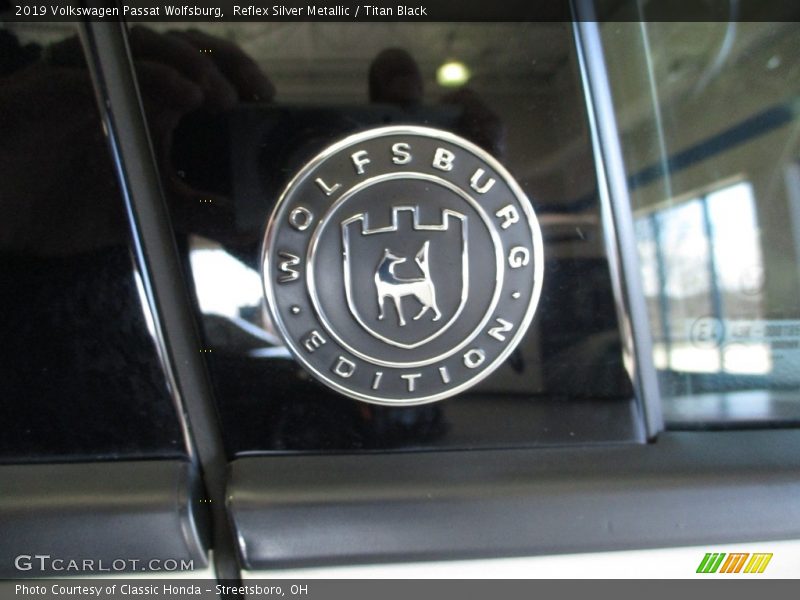 Reflex Silver Metallic / Titan Black 2019 Volkswagen Passat Wolfsburg