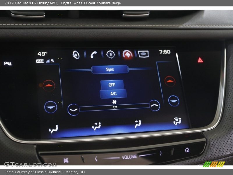 Crystal White Tricoat / Sahara Beige 2019 Cadillac XT5 Luxury AWD