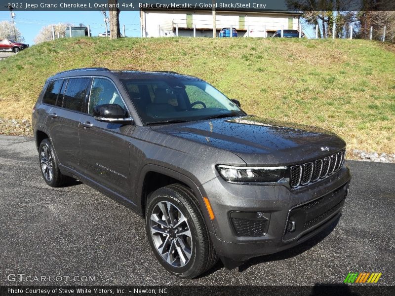 Front 3/4 View of 2022 Grand Cherokee L Overland 4x4