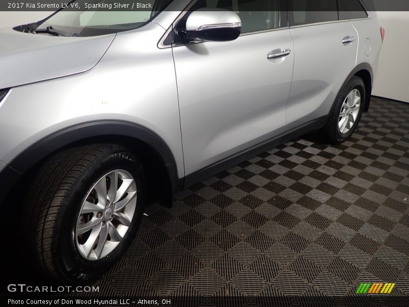 Sparkling Silver / Black 2017 Kia Sorento LX V6