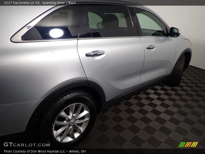 Sparkling Silver / Black 2017 Kia Sorento LX V6