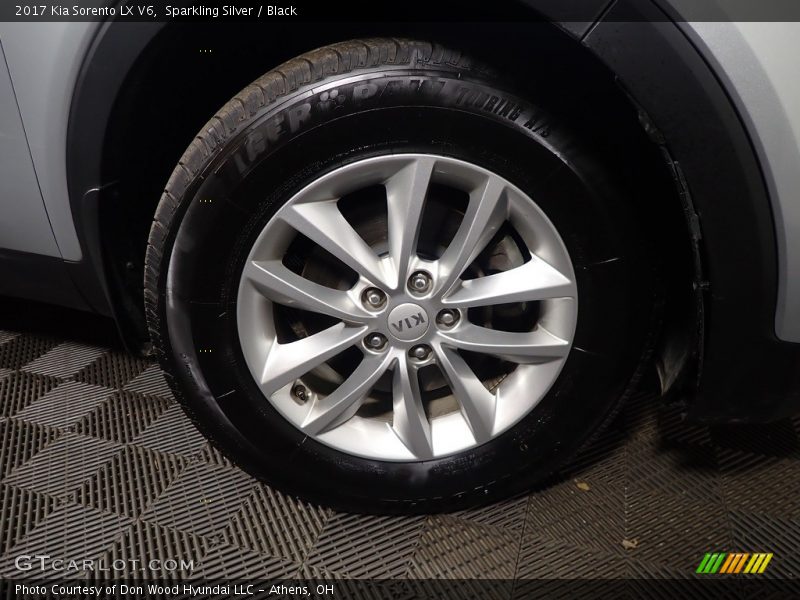 Sparkling Silver / Black 2017 Kia Sorento LX V6