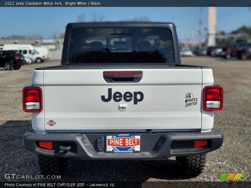 Bright White / Black 2022 Jeep Gladiator Willys 4x4
