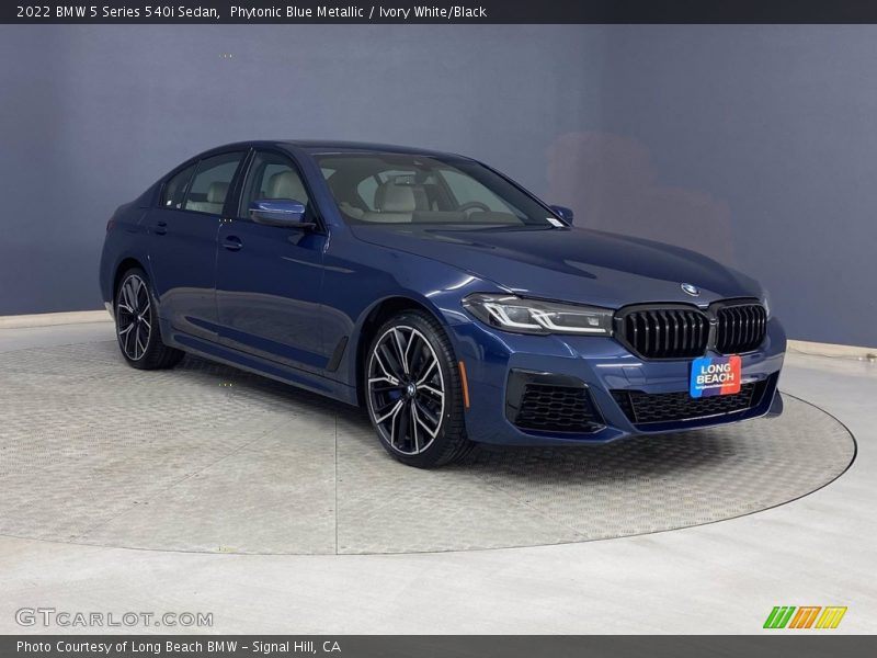 Front 3/4 View of 2022 5 Series 540i Sedan