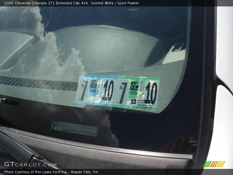 Summit White / Sport Pewter 2005 Chevrolet Colorado Z71 Extended Cab 4x4