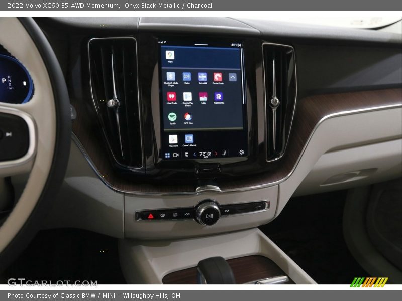Controls of 2022 XC60 B5 AWD Momentum