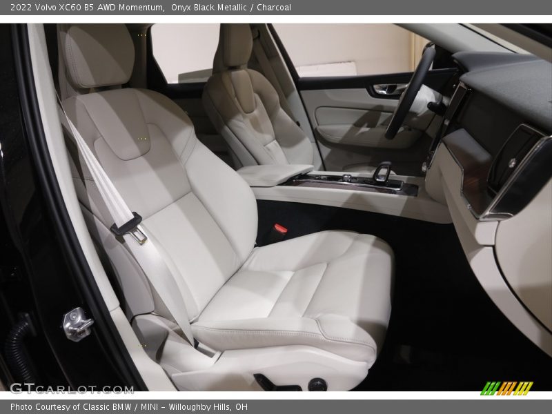 Front Seat of 2022 XC60 B5 AWD Momentum