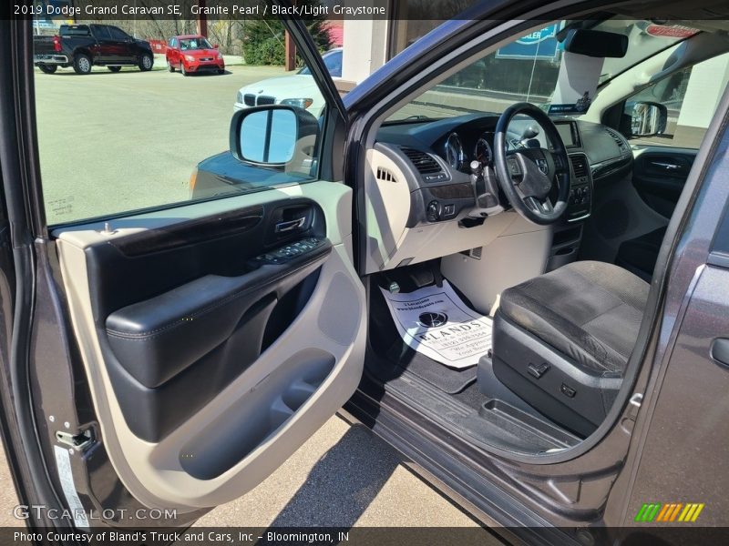 Granite Pearl / Black/Light Graystone 2019 Dodge Grand Caravan SE