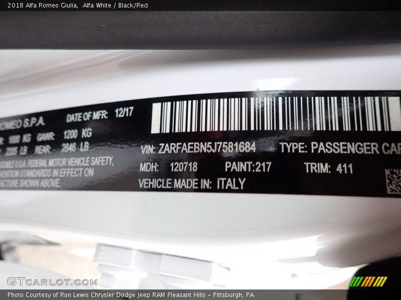 Alfa White / Black/Red 2018 Alfa Romeo Giulia