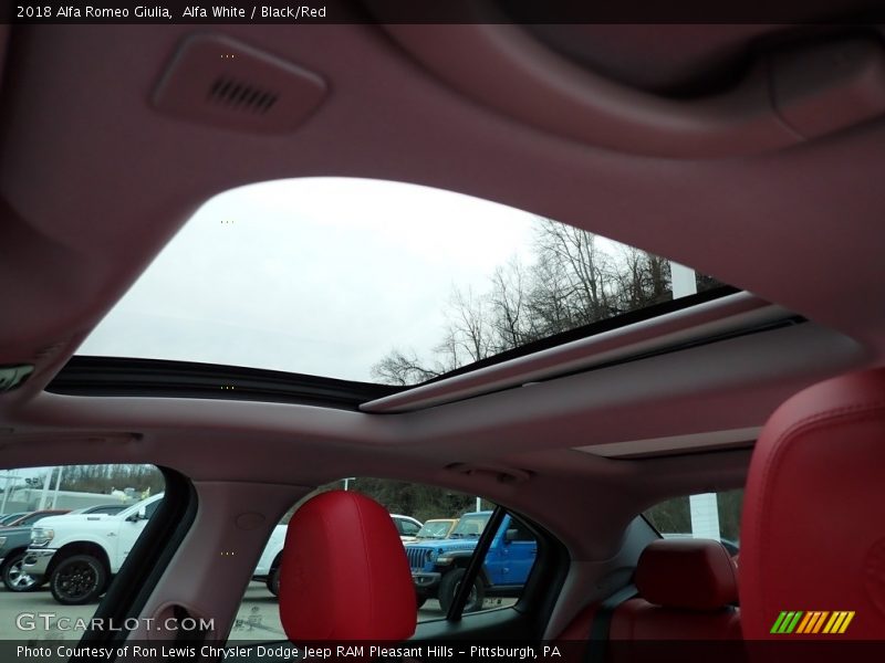 Alfa White / Black/Red 2018 Alfa Romeo Giulia