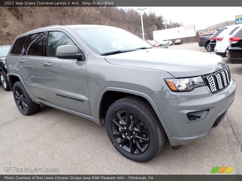 Front 3/4 View of 2022 Grand Cherokee Laredo X 4x4