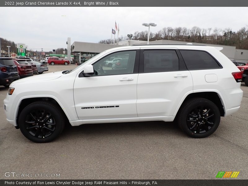 Bright White / Black 2022 Jeep Grand Cherokee Laredo X 4x4