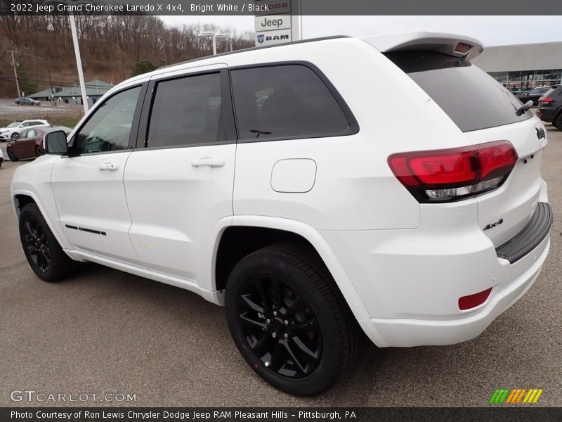 Bright White / Black 2022 Jeep Grand Cherokee Laredo X 4x4