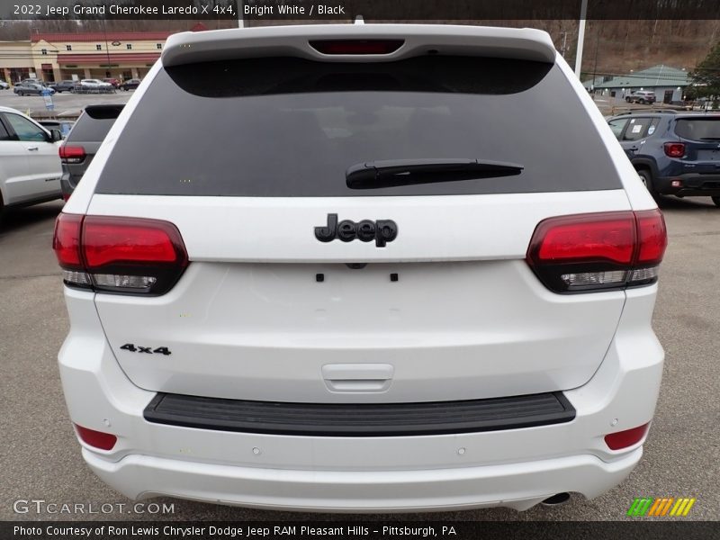 Bright White / Black 2022 Jeep Grand Cherokee Laredo X 4x4