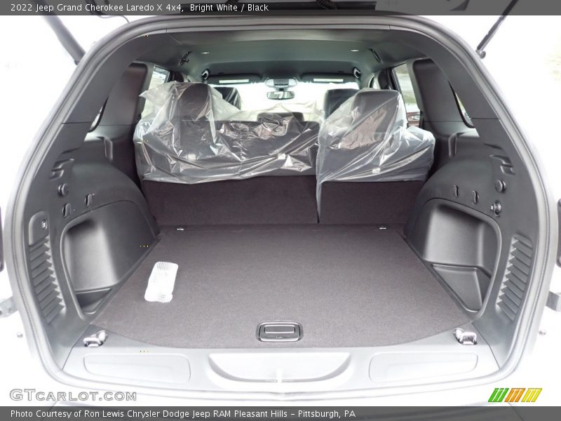 Bright White / Black 2022 Jeep Grand Cherokee Laredo X 4x4