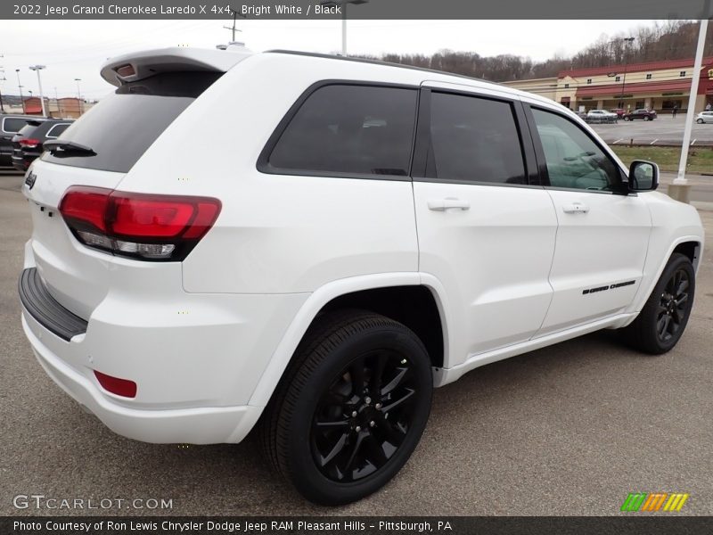 Bright White / Black 2022 Jeep Grand Cherokee Laredo X 4x4