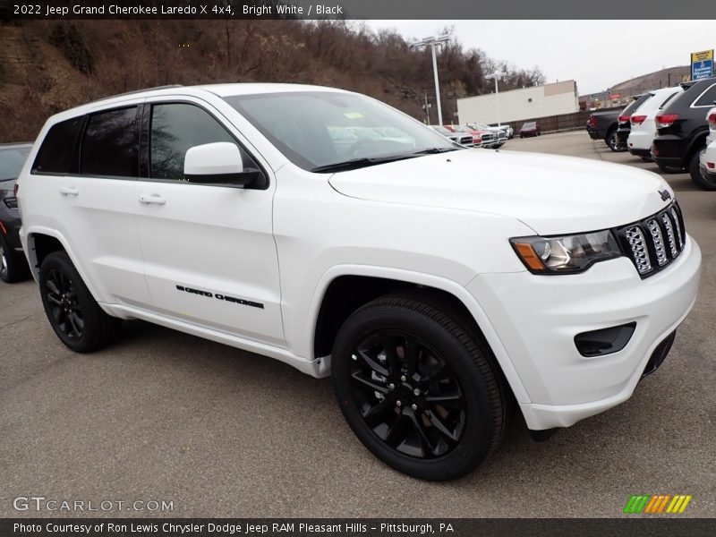 Bright White / Black 2022 Jeep Grand Cherokee Laredo X 4x4