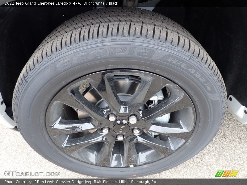 Bright White / Black 2022 Jeep Grand Cherokee Laredo X 4x4
